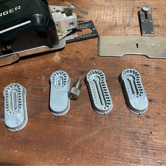 Singer buttonholer vintage 1960 with case - Picture 4 of 8